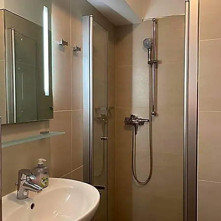 Hotel Auf Halbinsel Scheid In Direkter Ufernaehe